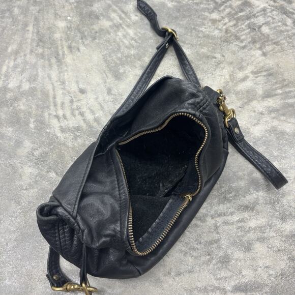 Victoria Leather Gumdrop Bag Black Leather Crossbody Adjustable Zip Charm Vtg - Picture 7 of 11